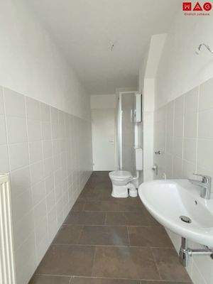 Badezimmer (VOR Ausbesserungsarbeiten)