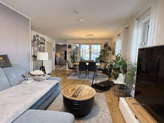 Sicht vom Wohn in den Ess- u. Küchenbereich