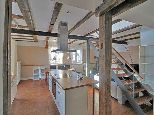 Wohnbereich mit Stahltreppe in das Dachgeschoss
