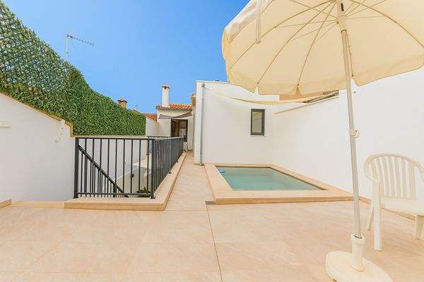 Obergeschoss mit Pool und Sonnenterrasse