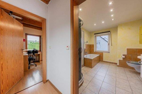 Flur/Zimmer III/Bad (links)