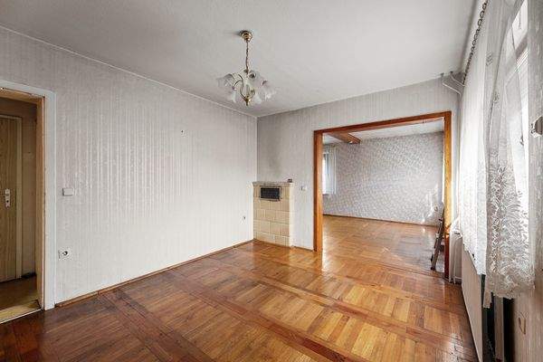 Großes Wohnzimmer mit viel Tageslicht