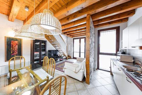 Wohnzimmer mit offener Küche