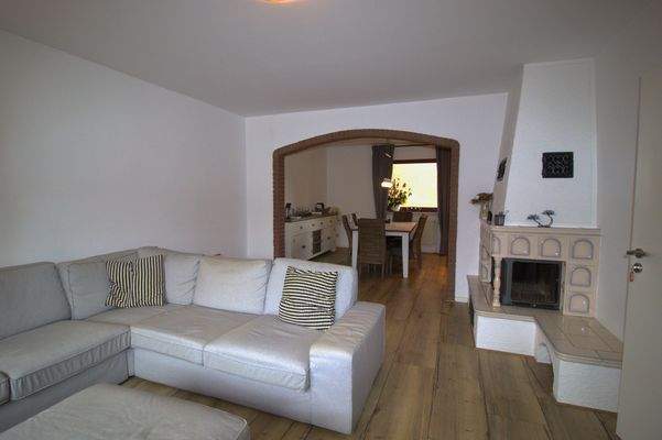 Wohnzimmer mit Blick ins Esszimmer