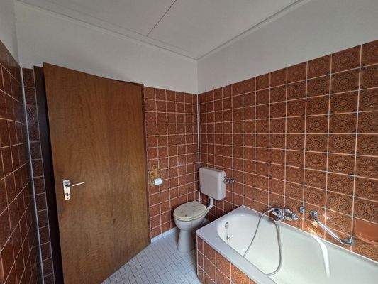 Bad mit Wanne u. WC EG