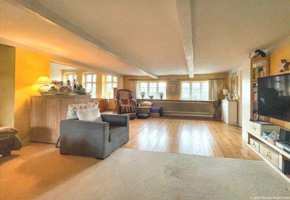 Viel Raum mit echtem Dielenboden