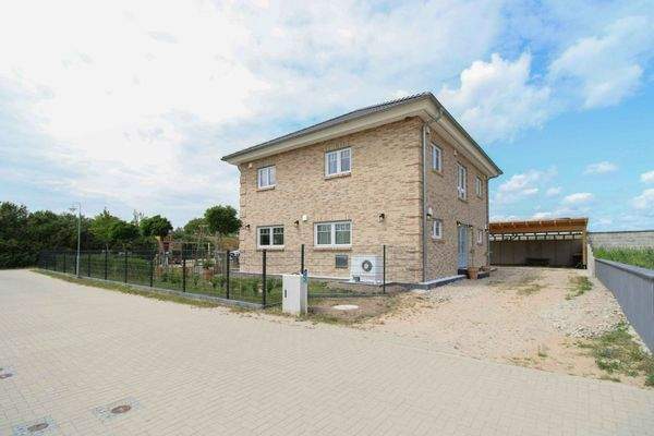 Außenansicht vorn + Einfahrt