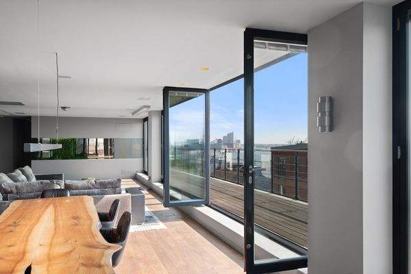 Großer Wohn- und Essbereich mit Zugang auf die 32 Quadratmer große Terrasse