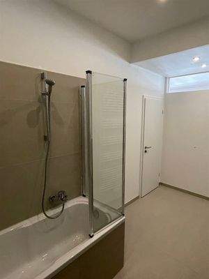 Wanne mit Duschaufsatz