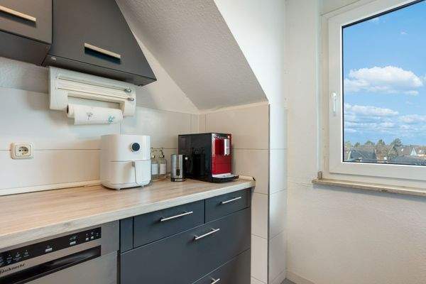 Küche mit großem Fenster