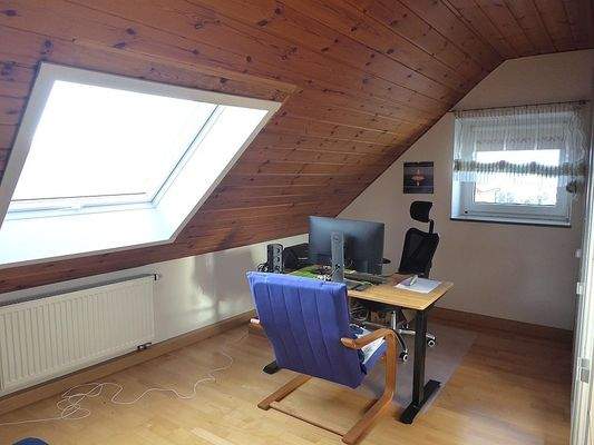 Arbeits- oder Kinderzimmer DG