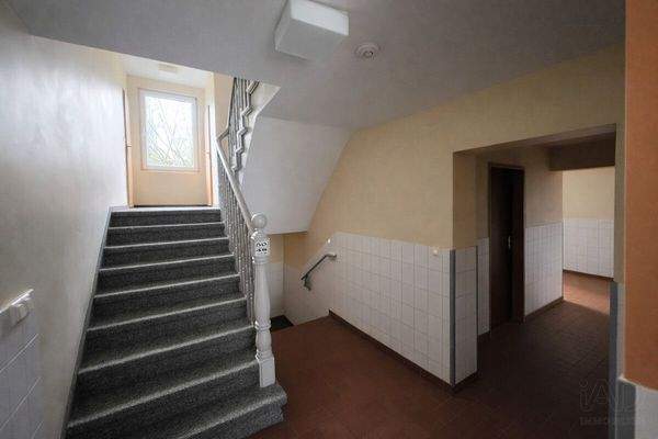 Heller Treppenaufgang im Tageslicht