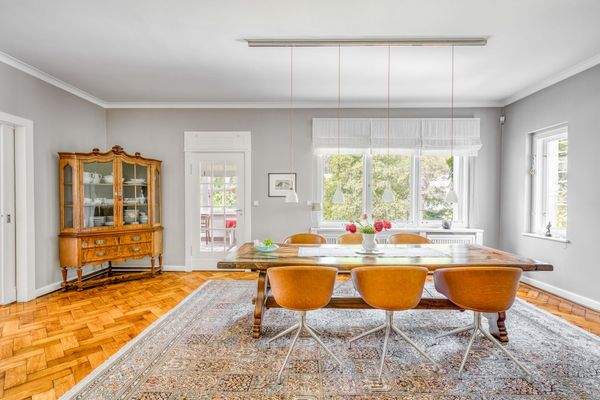 Esszimmer mit Zugang zum Wintergarten