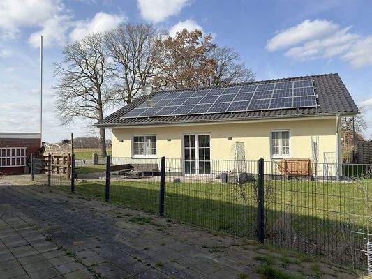 Hausansicht mit Terrasse