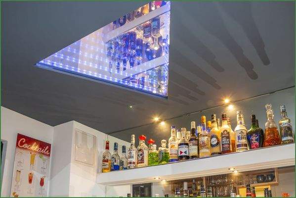 Endlosfenster mit Illumination in der Bar