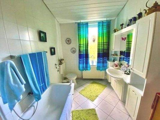 Großzügiges Tageslichtbad mit modernem Waschplatz...