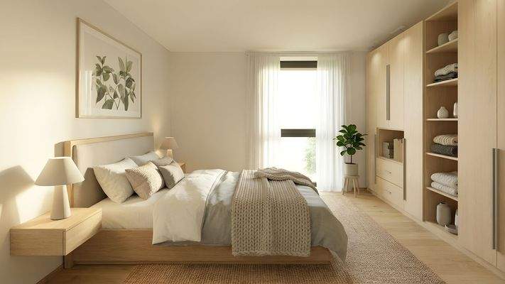 Das helle Schlafzimmer in neutralen Tönen wirkt einladend und ruhig mit großem Kleiderschrank und Fenster