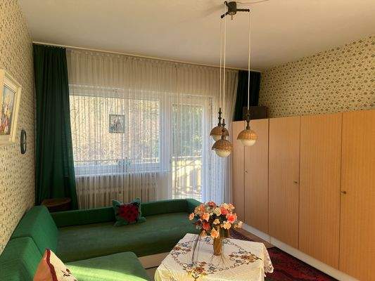 Wohnzimmer mit Balkon