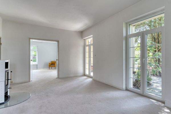 Helles Wohnzimmer mit Sprossenfenstern