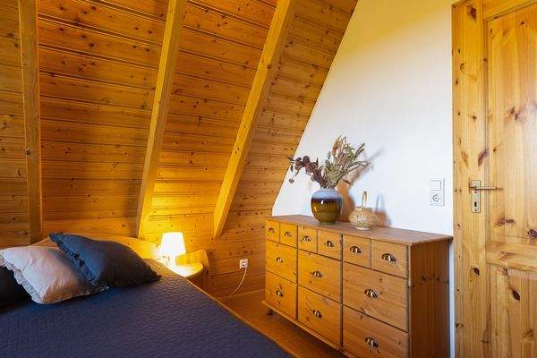 Schlafzimmer mit Doppel-/Einzelbett OG