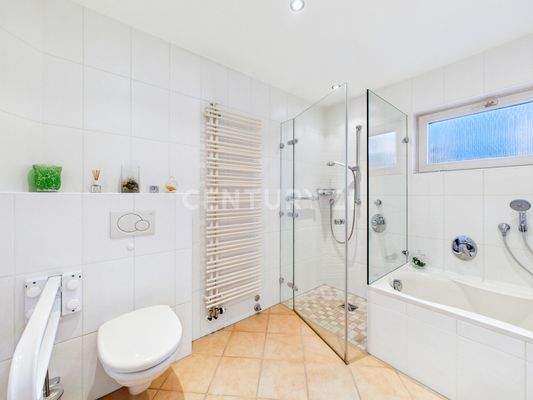 Badezimmer mit bodentiefer Dusche