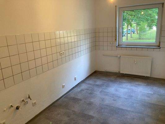 BEISPIELBILD: Bad mit weißen Wandfliesen und Badewanne.JPG