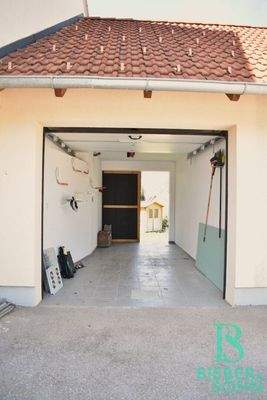 Garage mit Vorplatz