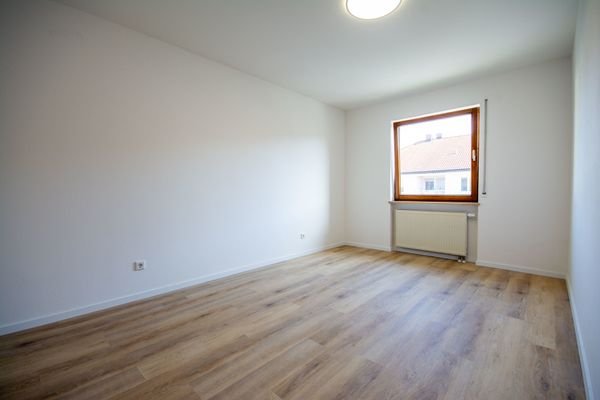 helles und geräumiges Schlafzimmer
