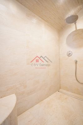 Regendusche mit Sitzmöglichkeit im BadezimmerOG