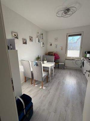 Helle Küche mit Esstisch