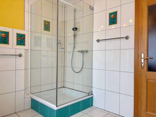 ...mit Dusche und floralen Designelementen