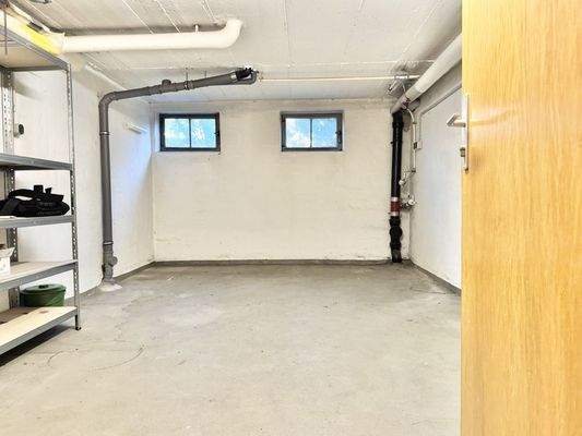 Großer Keller mit Waschmaschinenanschluss