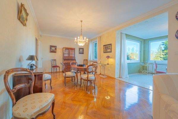 Essbereich mit Zugang zum Wintergarten