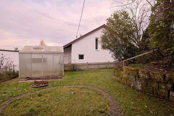 Blick zum Gartenhaus