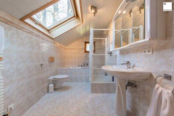 Badezimmer mit Fenster, Badewanne und Dusche