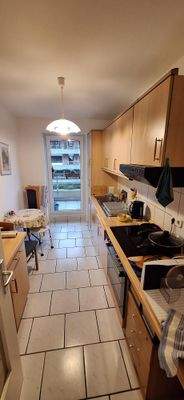 Küche mit Zugang zum Balkon