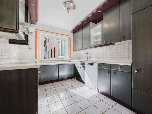 Küche mit Einbauküche und Elektrogeräten