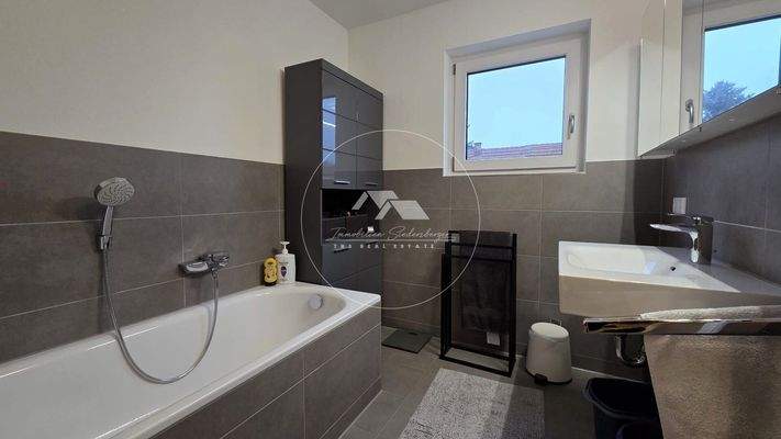 Tageslichtbad mit Wanne und barrierefreier Dusche