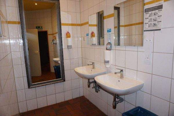 Sanitäranlagen der Gewerbeeinheit