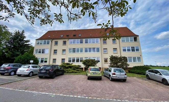 Straßenansicht mit Parkflächen