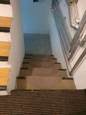 Kellertreppe, mit neuen Installationen