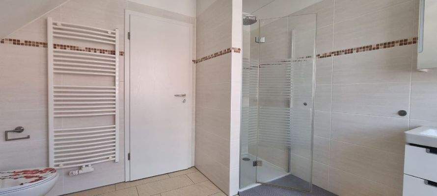 Gr. Bad im OG mit 1 x 1 m Dusche + Handtuch- HK
