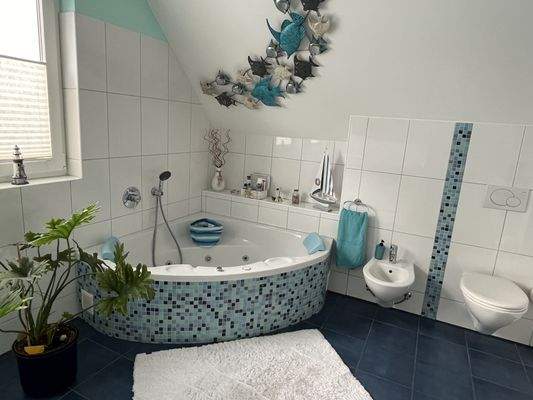 Badezimmer 1 mit Wanne 1. OG