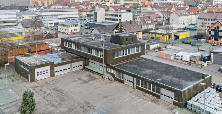 Gebäude mit Garagen