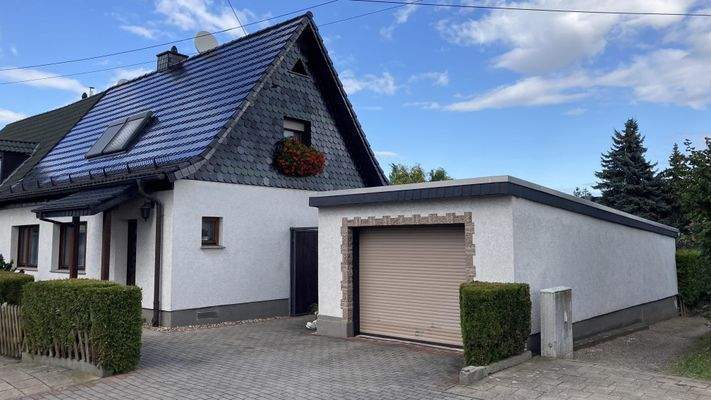 Seitenansicht mit Garage