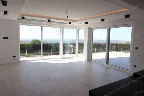 Wohn-/Essbereich mit angrenzender Panoramaterrasse