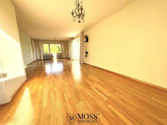 Wohnzimmer mit zwei Balkonzugängen