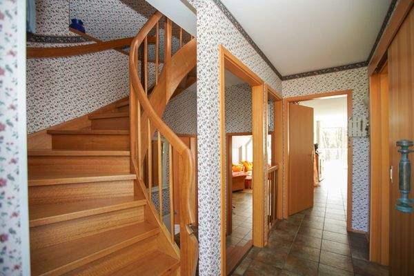 Flur im DG mit Treppe zum ausgebauten Spitzboden