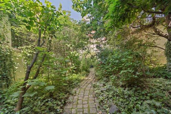 Begrünter Gemeinschaftsgarten lädt zum Verweilen ein