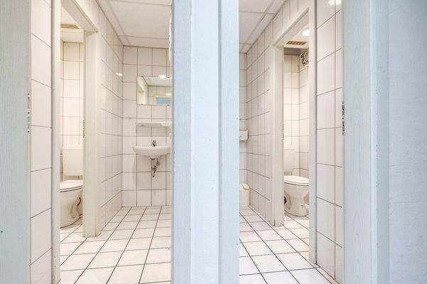 2. Gewerbe Mitarbeitertoiletten 